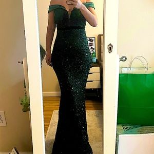 Green dress. Beautiful. Medium size.